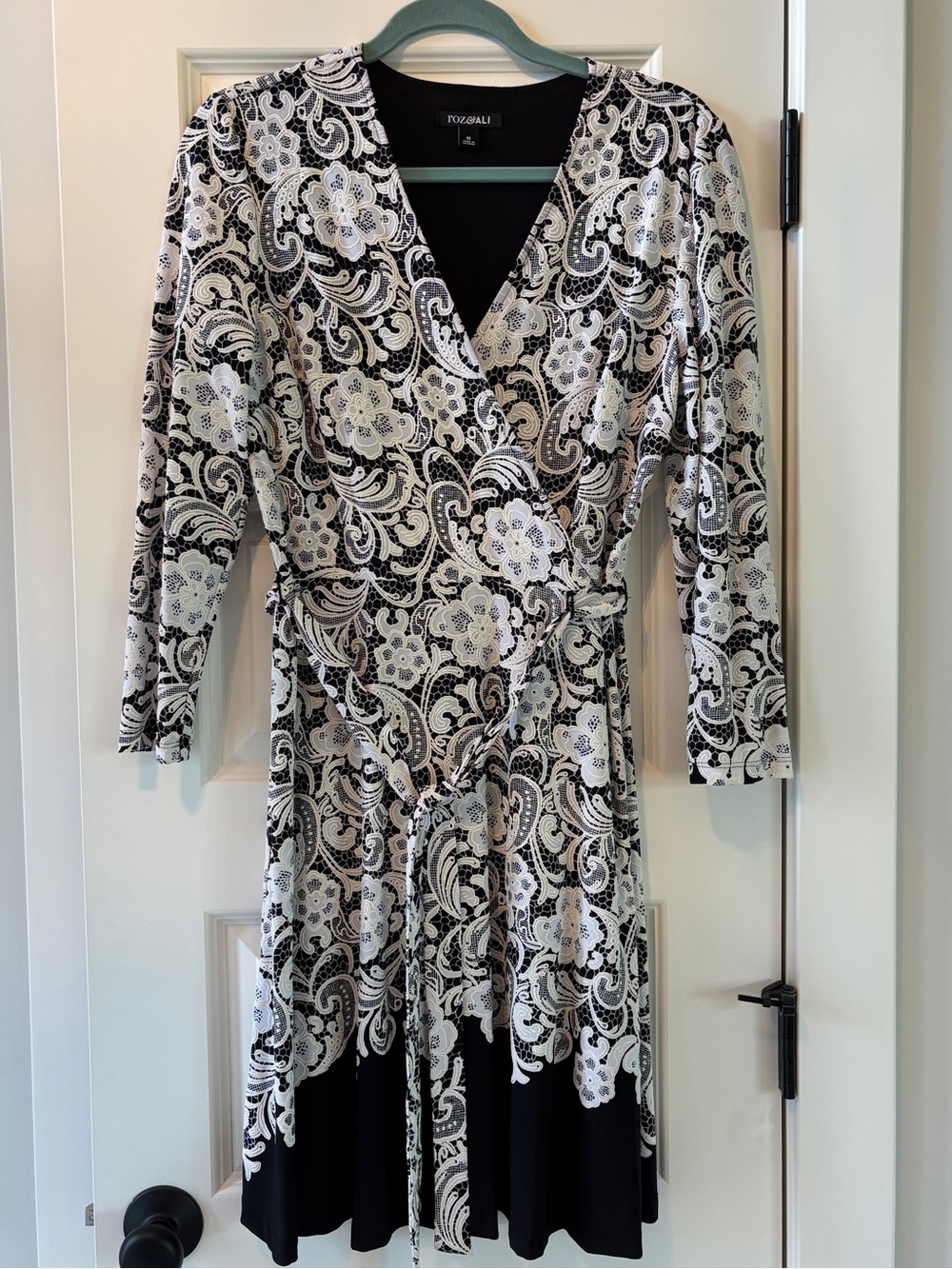 Roz & Ali Black & White Floral V Neck Midi Dress